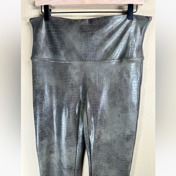 SPANX Faux Leather Croc Shine Leggings in Darkened Olive Size XL/TG - Picture 8 of 16